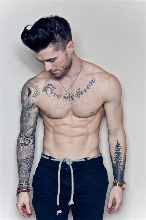 tatuajes en el pecho y brazo para hombres|Tatuajes hombre pecho